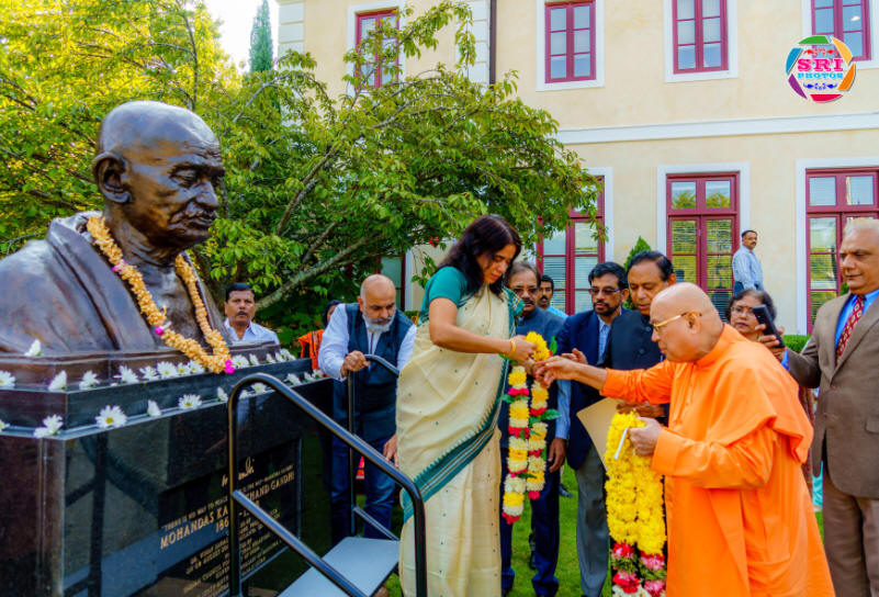 Consul General and Pujya Swami Ji  offering Flowers to Gandhi's bust at Consulate